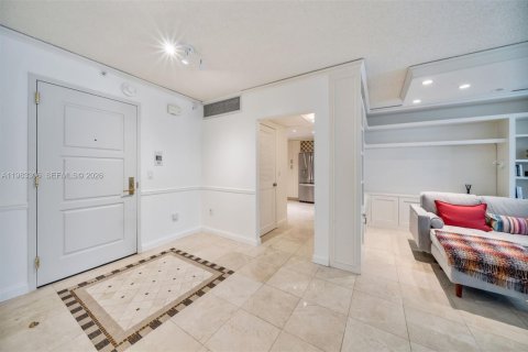 Condo in Bal Harbour, Florida, 2 bedrooms  № 2046722 - photo 9