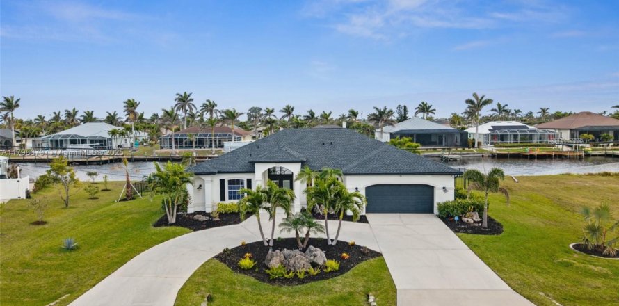 House in Cape Coral, Florida 3 bedrooms, 185.34 sq.m. № 1728028
