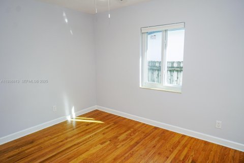 House in Miami, Florida 2 bedrooms, 72.46 sq.m. № 1994668 - photo 9