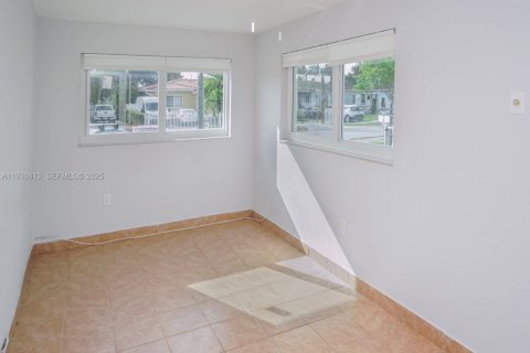 House in Miami, Florida 2 bedrooms, 72.46 sq.m. № 1994668 - photo 4