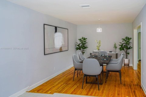 House in Miami, Florida 2 bedrooms, 72.46 sq.m. № 1994668 - photo 8