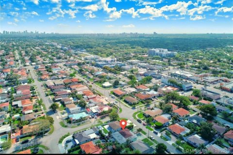 House in Miami, Florida 2 bedrooms, 72.46 sq.m. № 1994668 - photo 1