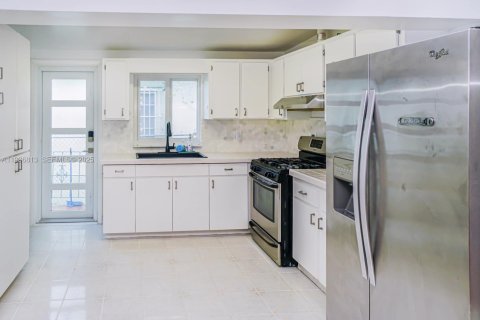 House in Miami, Florida 2 bedrooms, 72.46 sq.m. № 1994668 - photo 2