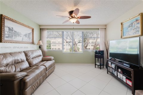 Condo in Tamarac, Florida, 2 bedrooms № 2045359 - photo 7
