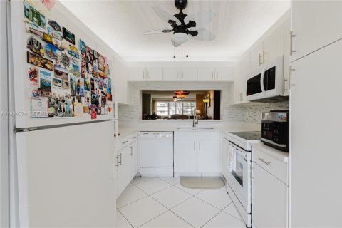 Condo in Tamarac, Florida, 2 bedrooms № 2045359 - photo 14