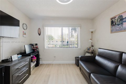 Condo in Tamarac, Florida, 2 bedrooms № 2045359 - photo 26