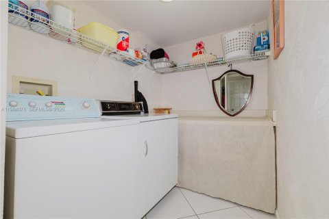 Condo in Tamarac, Florida, 2 bedrooms № 2045359 - photo 29