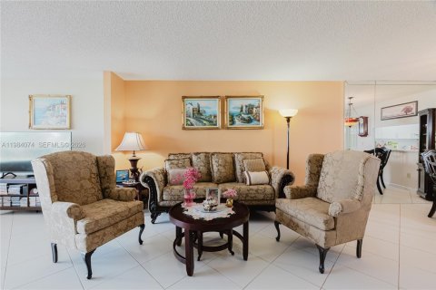 Condo in Tamarac, Florida, 2 bedrooms № 2045359 - photo 5