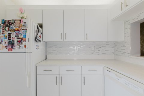 Condo in Tamarac, Florida, 2 bedrooms № 2045359 - photo 16