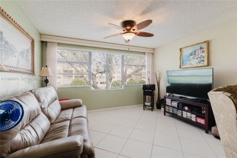 Condo in Tamarac, Florida, 2 bedrooms № 2045359 - photo 6