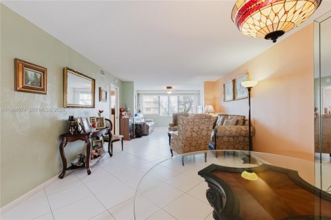 Condo in Tamarac, Florida, 2 bedrooms № 2045359 - photo 3