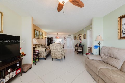 Condo in Tamarac, Florida, 2 bedrooms № 2045359 - photo 8