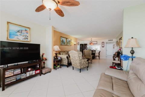 Condo in Tamarac, Florida, 2 bedrooms № 2045359 - photo 9
