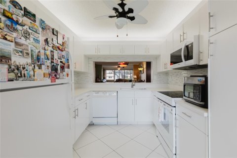 Condo in Tamarac, Florida, 2 bedrooms № 2045359 - photo 17