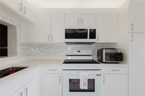 Condo in Tamarac, Florida, 2 bedrooms № 2045359 - photo 15