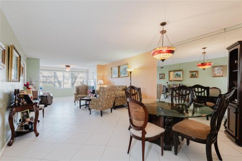 Condo in Tamarac, Florida, 2 bedrooms № 2045359 - photo 10
