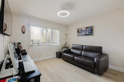 Condo in Tamarac, Florida, 2 bedrooms № 2045359 - photo 25