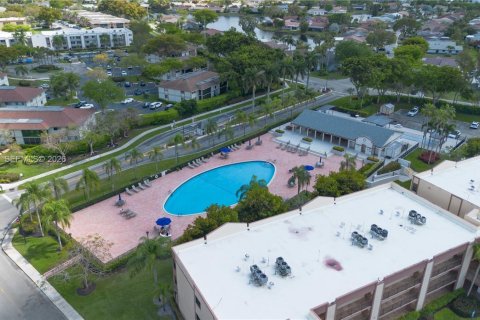 Condo in Tamarac, Florida, 2 bedrooms № 2045359 - photo 30