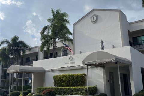 Condo in Tamarac, Florida, 2 bedrooms № 2045359 - photo 2