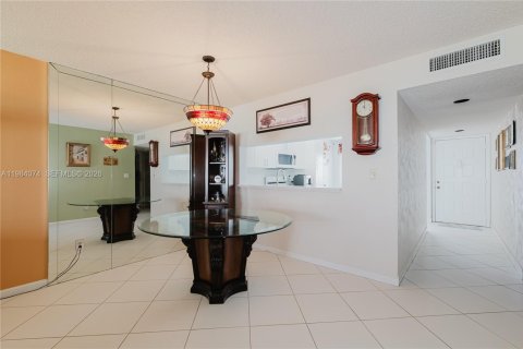 Condo in Tamarac, Florida, 2 bedrooms № 2045359 - photo 12