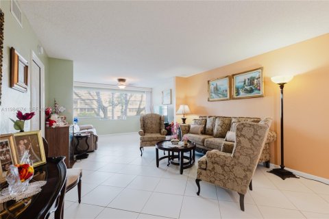 Condo in Tamarac, Florida, 2 bedrooms № 2045359 - photo 4