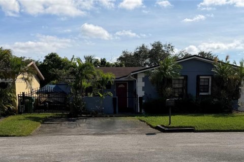 Дом в Майами-Гарденс, Флорида 4 спальни, 152.92м2 № 2038056