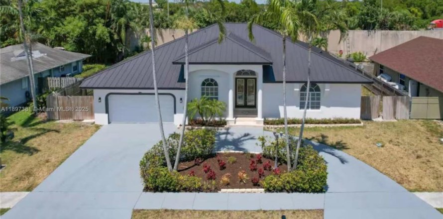 Casa en Boynton Beach, Florida 5 dormitorios, 278.61 m2 № 2059955