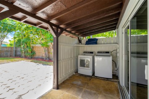 House in North Miami Beach, Florida 3 bedrooms, 105.54 sq.m. № 2357620 - photo 22