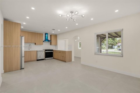 House in North Miami Beach, Florida 3 bedrooms, 105.54 sq.m. № 2357620 - photo 4