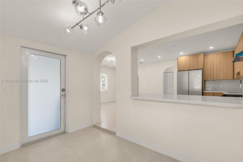House in North Miami Beach, Florida 3 bedrooms, 105.54 sq.m. № 2357620 - photo 6