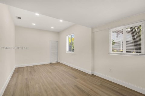 House in North Miami Beach, Florida 3 bedrooms, 105.54 sq.m. № 2357620 - photo 9