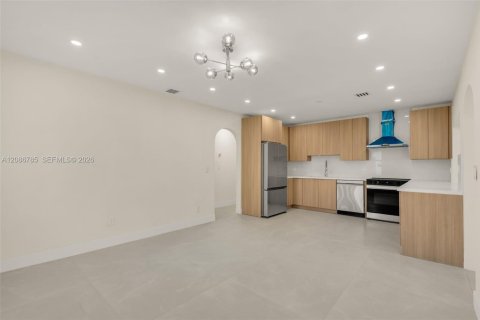 House in North Miami Beach, Florida 3 bedrooms, 105.54 sq.m. № 2357620 - photo 5