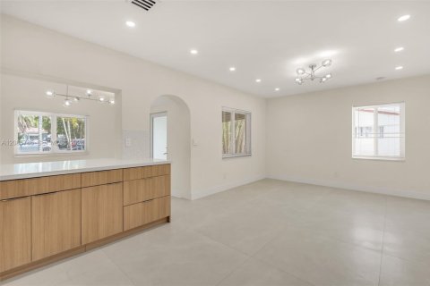 House in North Miami Beach, Florida 3 bedrooms, 105.54 sq.m. № 2357620 - photo 18