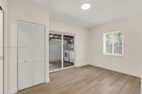 House in North Miami Beach, Florida 3 bedrooms, 105.54 sq.m. № 2357620 - photo 14