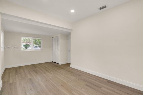 House in North Miami Beach, Florida 3 bedrooms, 105.54 sq.m. № 2357620 - photo 8