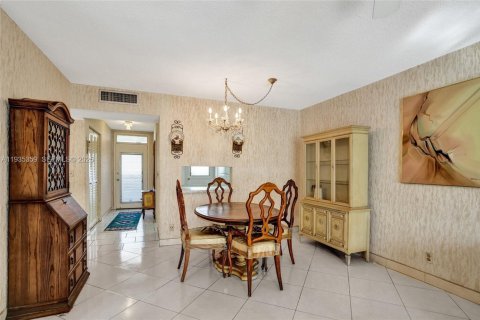 Copropriété à vendre à Lauderdale Lakes, Floride: 2 chambres, 94.85 m2 № 1993552 - photo 16