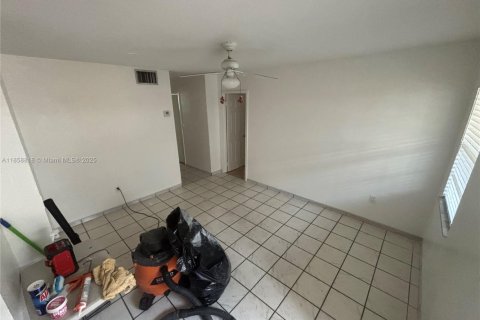 Appartement à louer à Pembroke Pines, Floride: 2 chambres, 1876.9 m2 № 1892014 - photo 2