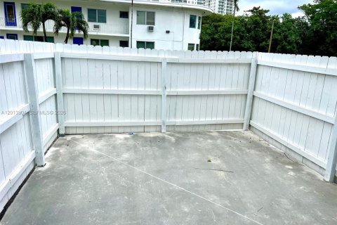 House in Miami, Florida 1 bedroom, 410.63 sq.m. № 2076106 - photo 4