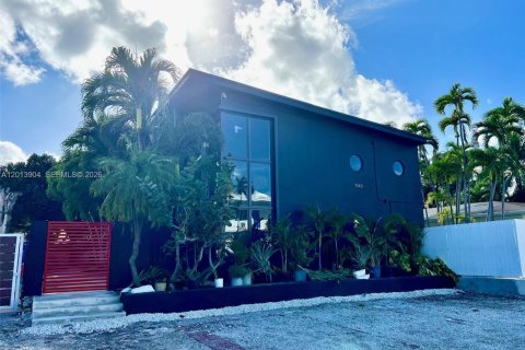 House in Miami, Florida 1 bedroom, 410.63 sq.m. № 2076106 - photo 2