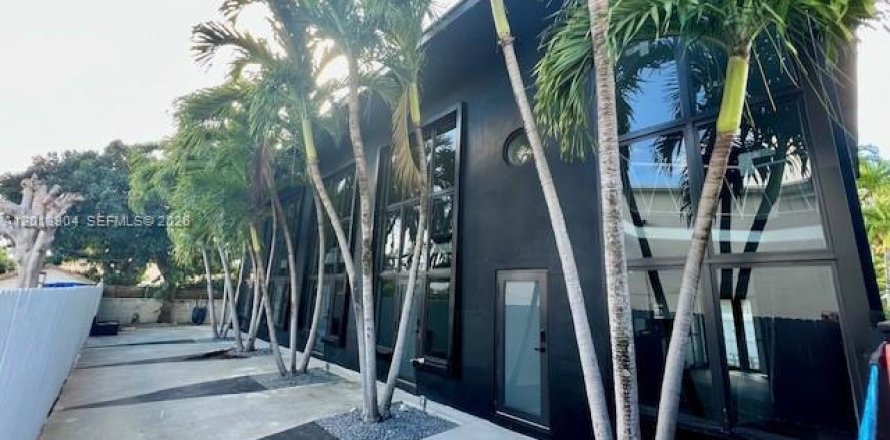 House in Miami, Florida 1 bedroom, 410.63 sq.m. № 2076106