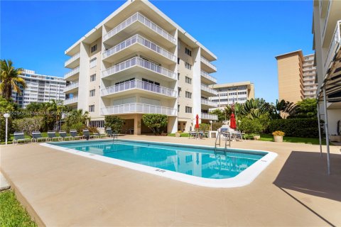 Condo in Hallandale Beach, Florida, 2 bedrooms  № 1874824 - photo 1