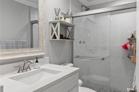 Condo in Hallandale Beach, Florida, 2 bedrooms  № 1874824 - photo 9