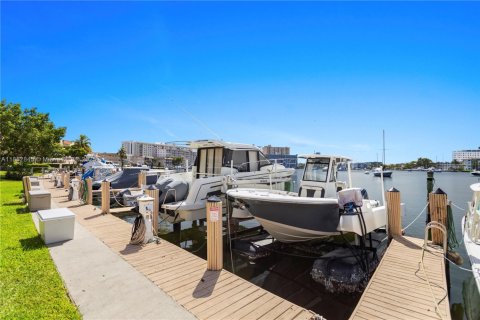 Condo in Hallandale Beach, Florida, 2 bedrooms  № 1874824 - photo 30