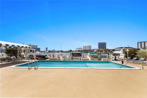 Condo in Hallandale Beach, Florida, 2 bedrooms  № 1874824 - photo 28