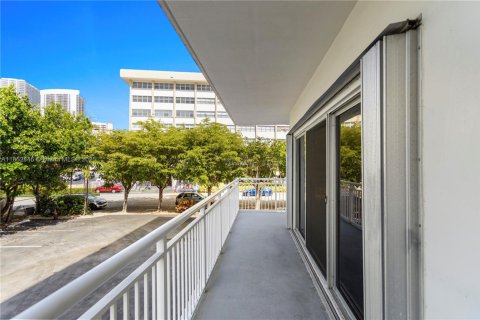 Condo in Hallandale Beach, Florida, 2 bedrooms  № 1874824 - photo 24