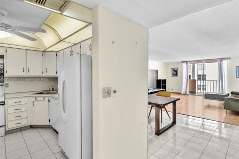 Condominio en venta en Hallandale Beach, Florida, 1 dormitorio, 120.77 m2 № 1707024 - foto 6