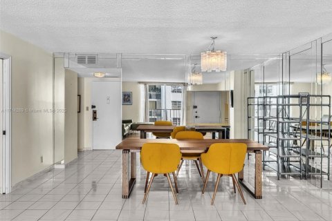 Condominio en venta en Hallandale Beach, Florida, 1 dormitorio, 120.77 m2 № 1707024 - foto 17
