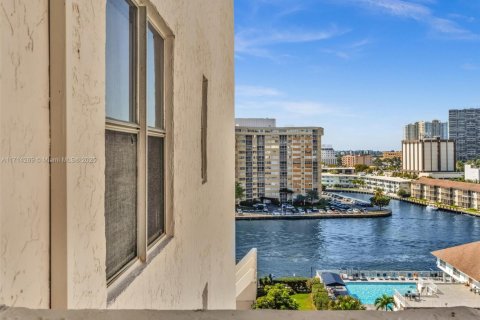 Condominio en venta en Hallandale Beach, Florida, 1 dormitorio, 120.77 m2 № 1707024 - foto 19