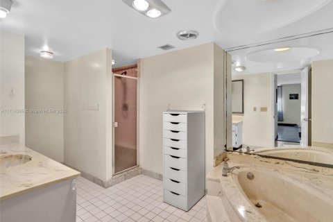 Condominio en venta en Hallandale Beach, Florida, 1 dormitorio, 120.77 m2 № 1707024 - foto 23