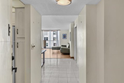 Condominio en venta en Hallandale Beach, Florida, 1 dormitorio, 120.77 m2 № 1707024 - foto 2